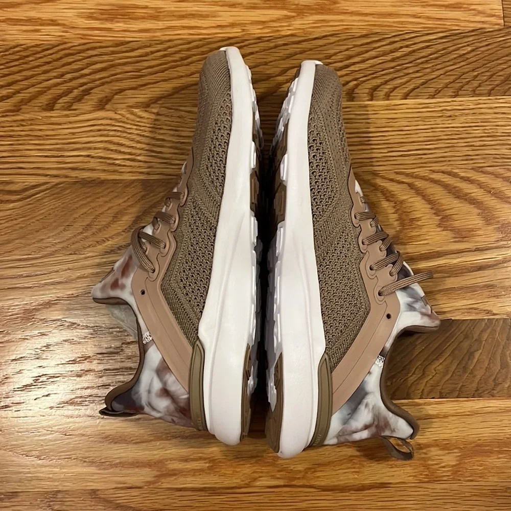 New APL Techloom Tracer Almond Caramel Tie Dye size 8